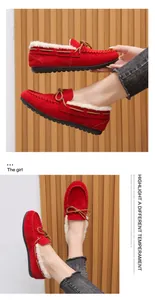 Detail roter Wildleder-Winterschuhe mit warmem weißem Fleecefutter und Zierschnürsenkeln