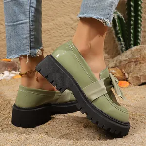 Detailansicht der salbeigrünen Lackleder-Loafer mit Schleife und dicker Sohle