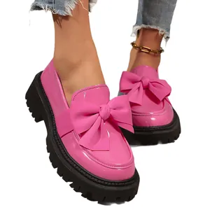 Stylische hellrosa Loafer mit dicker Sohle und großer dekorativer Schleife für Damen