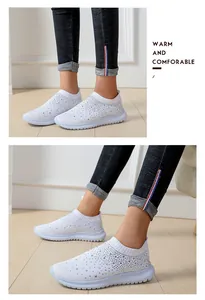 Detailaufnahme der weißen, mit Strass verzierten Fly-Knit-Sportschuhe für Damen