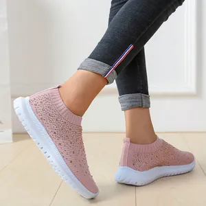 Nahaufnahme der eleganten pinkfarbenen Fly-Knit-Sneaker mit Strass für Damen.