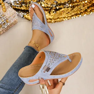 Sandali a zeppa azzurri vintage con strass e stile etnico per l'estate alla moda