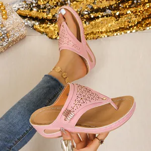 Sandali infradito con zeppa rosa e motivi vintage di strass per l'estate