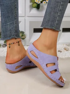 Vue détaillée des sandales à plateforme violettes avec surpiqûres blanches pour femme