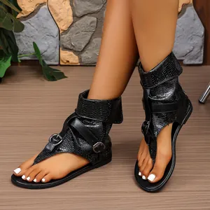 Stilvolle schwarze Zehentrenner-Sandalen mit Krokoprägung, hohem Schaft und Schnallen.