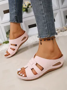 Vue détaillée des sandales compensées roses à ajourures et coutures contrastées aux pieds