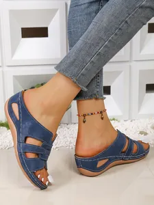 Vue détaillée de sandales compensées bleues avec surpiqûres blanches et design ajouré