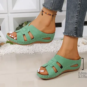 Sandales compensées vert clair avec découpes élégantes et une hauteur de talon de 5,5 cm