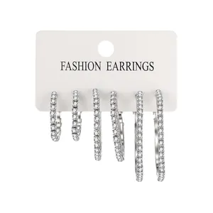 Lot de trois paires de créoles argentées avec strass en tailles petite, moyenne et grande.