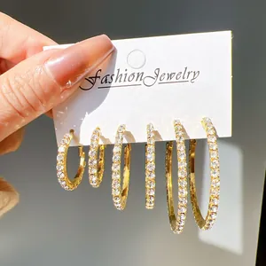 Lot de 3 paires de créoles dorées avec strass étincelants en tailles petite moyenne grande