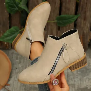 Eleganti stivaletti in ecopelle beige con cerniera laterale e tacco medio a blocco