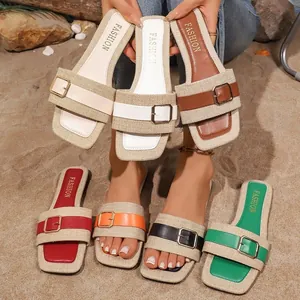 Bunte flache Damen-Sandalen mit gewebten Stoffriemen und dekorativen Metallschnallen