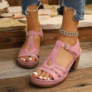 Sandales compensées roses à bride en T pour femmes avec détail de boucle élégante