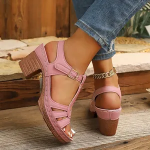 Gros plan de sandales à talons roses avec boucle en T et texture de talon tressée.