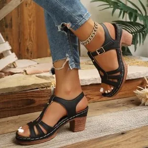 Sandales élégantes à lanières noires et talons blocs avec fermeture à boucle chic