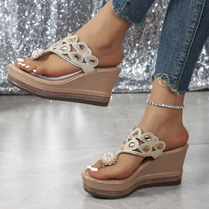 Vista detallada de elegantes sandalias de cuña con purpurina champán con perlas y pedrería