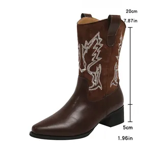 Vue détaillée de bottes de cowboy marron avec talon de 5cm et une tige de 20cm