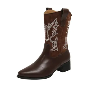 Botte de cowboy marron avec broderies blanches et talon épais confortable pour femmes