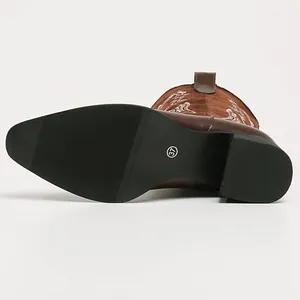 Vue détaillée de la semelle noire durable sur des bottes de cowboy marron, taille 37.