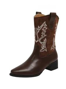 Vue détaillée de bottes de cowboy marron avec broderies blanches et bout pointu élégant