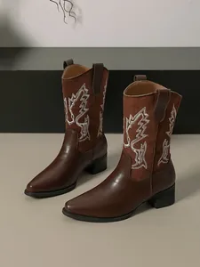 Vue détaillée de côté de bottes western marron avec broderie de flammes blanches sur la tige