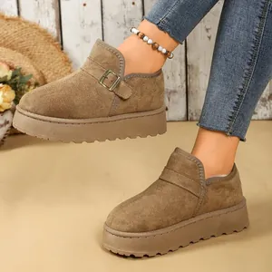 Elegantes botas de plataforma en ante marrón con hebilla lateral para el invierno