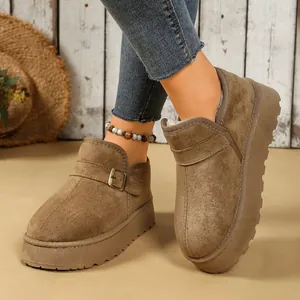 Primer plano de mocasines con plataforma de gamuza marrón con forro de piel y hebilla