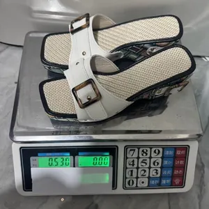 Zijaanzicht van dames sleehaksandalen met gespen, gewicht 0,53 kg op een weegschaal