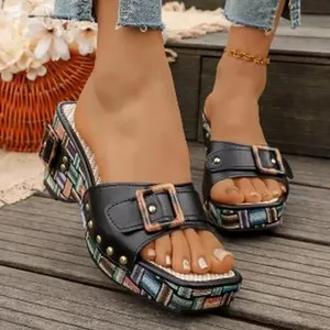 Zwarte sleehak sandalen met bohemian geweven plateau en gespbanden, maten 35-43