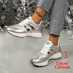 Detailaufnahme silberner Plateau-Sneaker mit Hervorhebung der Absatzhöhe von 3,5 cm.