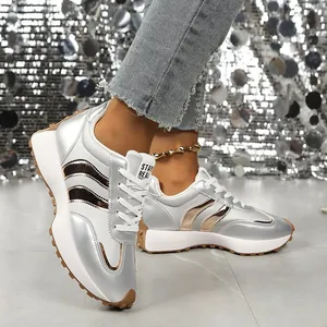 Stilvolle silberne Plateausneaker mit Seitenstreifen und robuster Gummilaufsohle