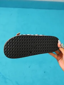 Vue détaillée de la semelle en caoutchouc antidérapante noire pour sandales femme taille trente-sept