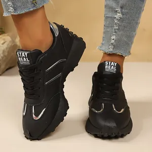 Detailansicht der schwarzen Damen-Sneaker mit silbernen Akzenten und dicker Sohle.