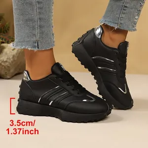 Seitenansicht schwarzer Damen-Sneaker mit silbernen Streifen und 3,5 cm Plateau-Sohle
