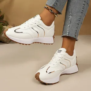 Modische weiße Damen-Sneaker mit roségoldenen Akzenten und brauner Stollensohle