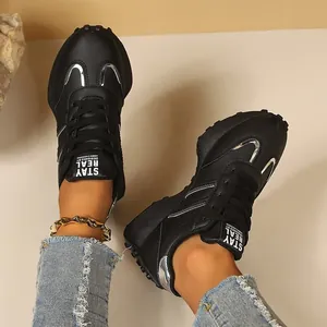 Modische schwarze Plateausneaker mit silbernen Metallic-Akzenten