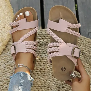 Detailansicht der schicken rosa Sandalen mit geflochtenen Riemen und bequemem Fußbett.