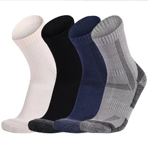 Vier Paar dicke Merino-Wandersocken für Herren in verschiedenen Farben für den Wintersport