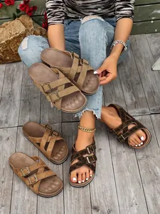 Bequeme Sandalen mit Leopardenmuster und braunem Wildleder in Lifestyle-Umgebung