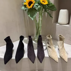 Spitz zulaufende Stretch-Socken-Stiefeletten in Schwarz, Braun und Beige mit Blumen