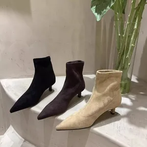 Drei Paar elegante Stiefeletten mit spitzer Kappe in Schwarz, Dunkelbraun und Beige.