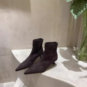 Elegante dunkelbraune Sockenstiefel mit spitzer Zehenpartie und kleinem Kitten-Heel