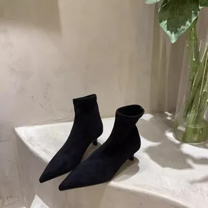 Detaillierte Ansicht eleganter schwarzer spitzer Kitten-Heel-Sockenstiefel aus Wildleder