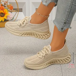 Gros plan de baskets en maille beige montrant la mesure du talon plateforme de 4,5 cm