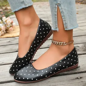 Eleganti ballerine nere a pois bianchi con suola piatta comoda per un look quotidiano