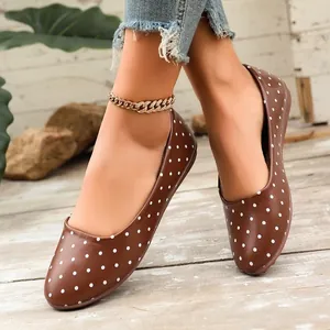 Ballerine marroni minimaliste con eleganti pois bianchi per un look casual e molto confortevole
