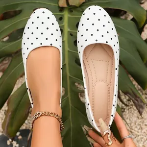Eleganti ballerine bianche a pois neri con una comoda punta arrotondata