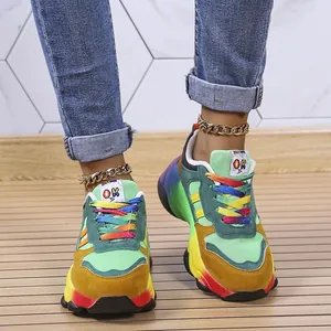 Dettaglio di sneaker spesse con suole arcobaleno e tomaia in mesh multicolore vivace