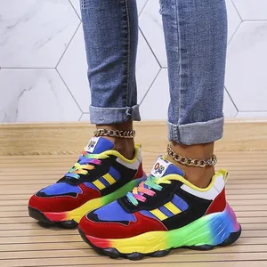 Dettaglio di sneaker chunky colorate con suole e lacci sfumati arcobaleno