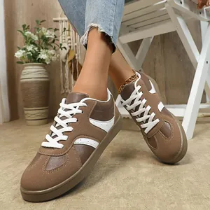 Vue détaillée des baskets décontractées à blocs de couleurs marron et blanc avec denim.